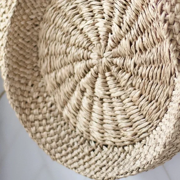 Hand Crafted Natural Straw Handbag - Picture 6 of 8